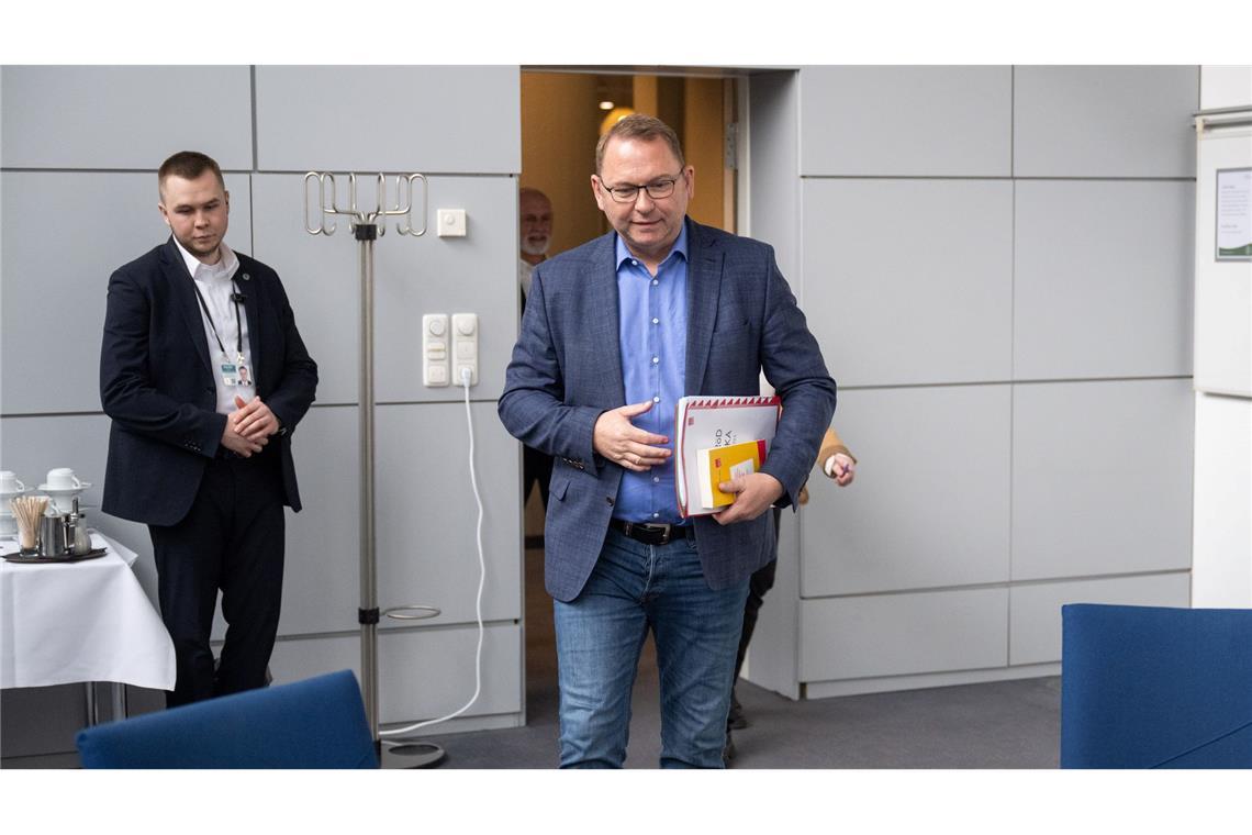 Zähe Runde für öffentlichen Dienst - "Spalt wird kleiner" Frank Werneke verhandelt für Verdi in der Tarifrunde.