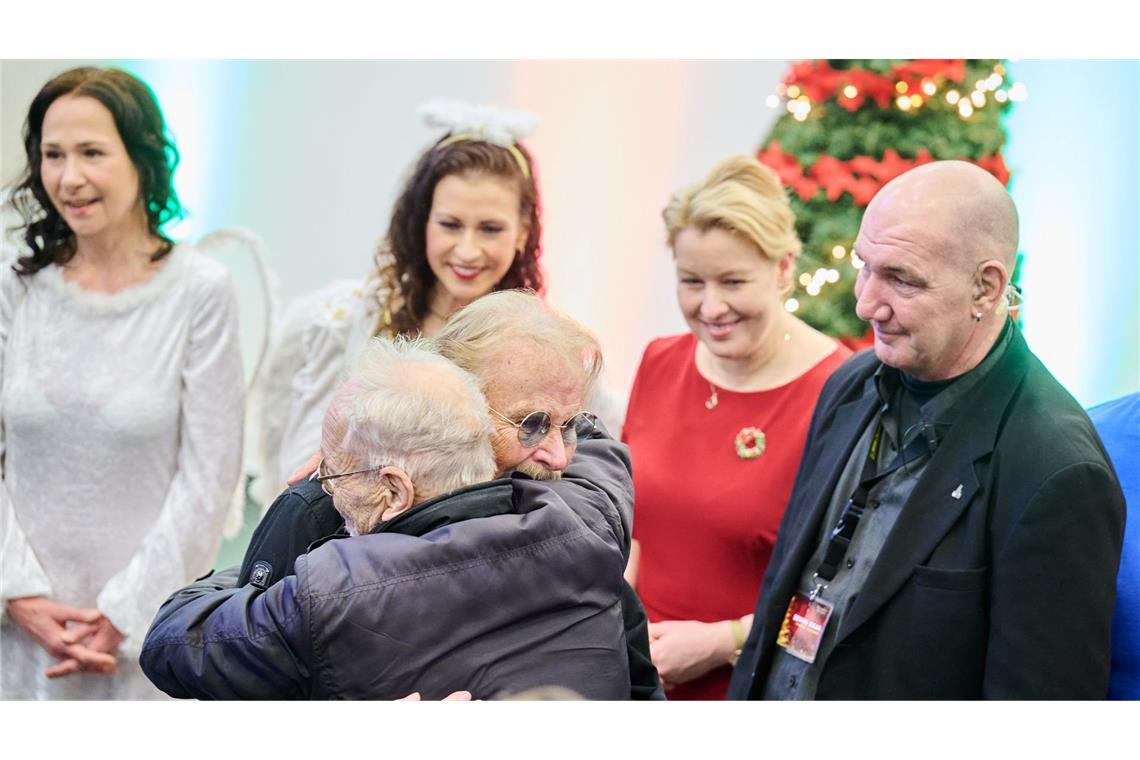 Obdachlose feiern mit Frank Zander Frank Zander begrüßt beim Essen die Gäste (Foto aktuell)