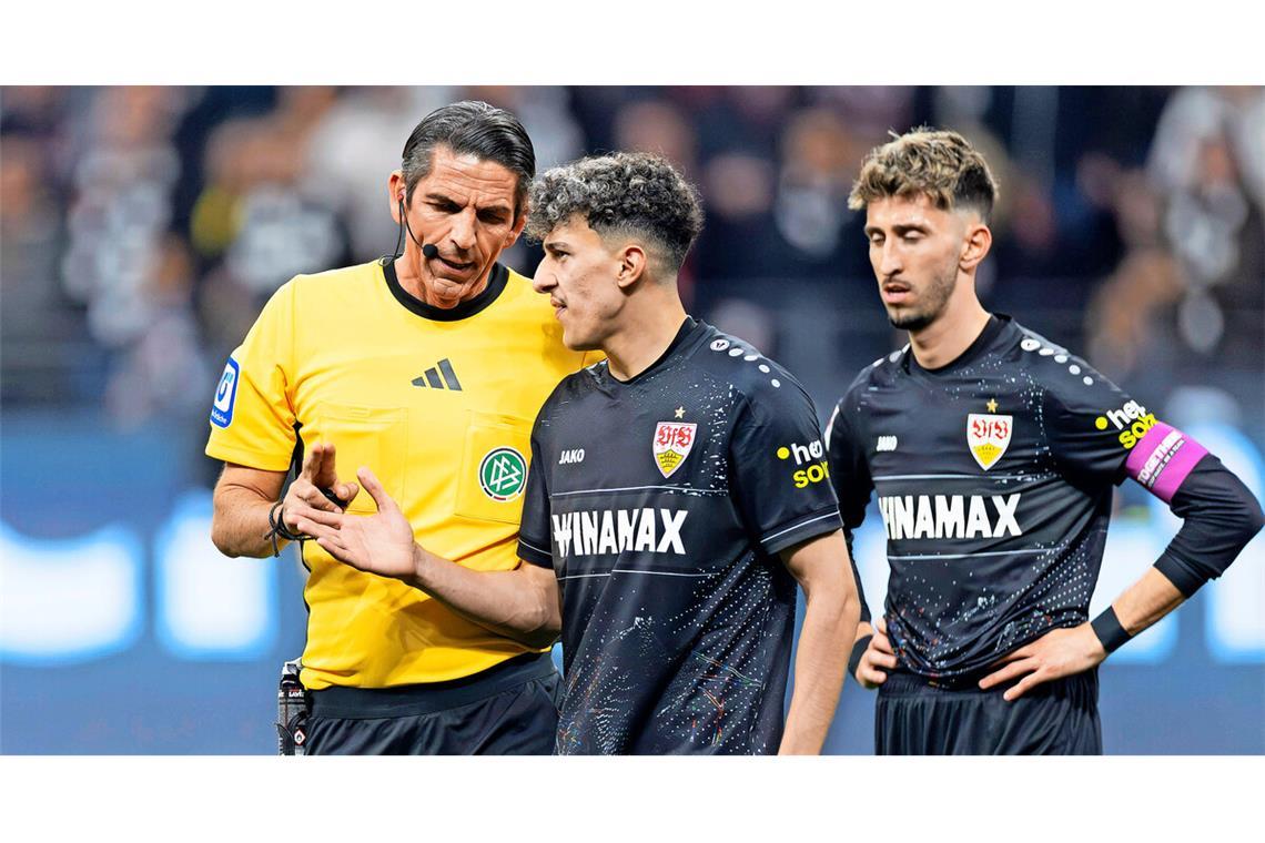Innenansicht eines Stressjobs Frankfurt, Ende März: Schiedsrichter Deniz Aytekin (links) zeigt VfB-Profi Ameen Al-Dakhil (Mitte) nach einer Notbremse die Rote Karte,
