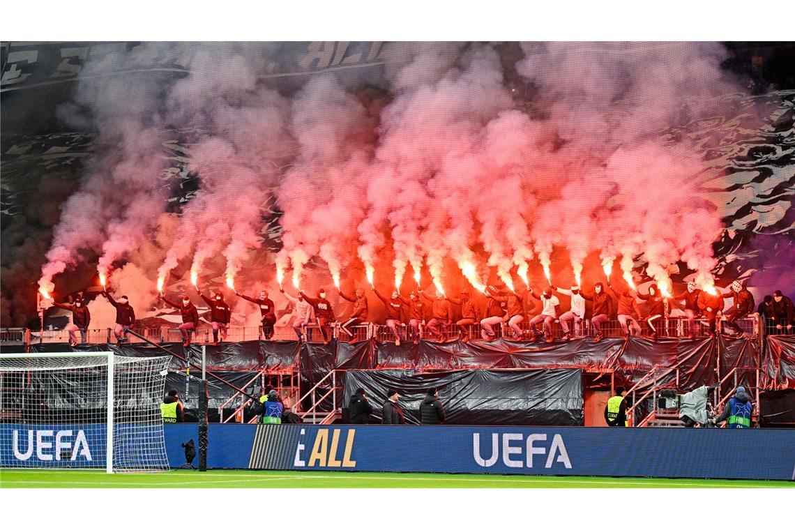 Frankfurts Fans zünden Pyrotechnik.