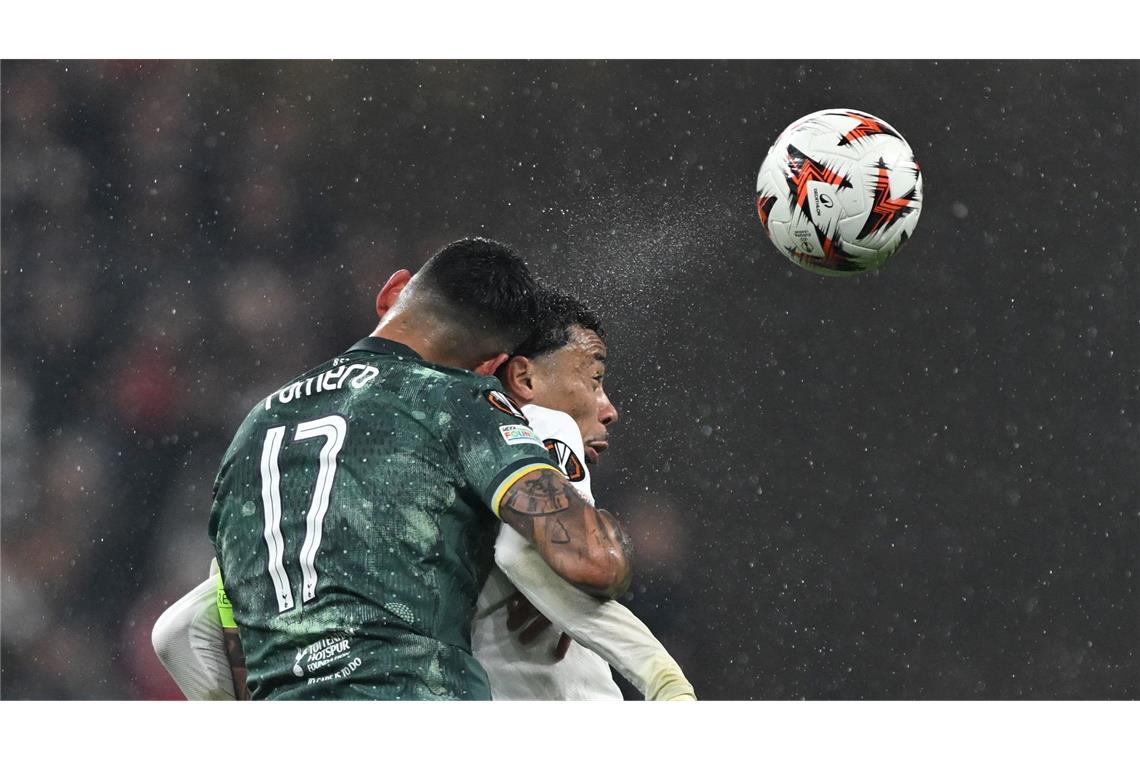 Bilder des Tages Frankfurts Hugo Ekitike (r) gegen Tottenhams Cristian Romero beim Europa League Viertelfinale Eintracht Frankfurt - Tottenham Hotspur