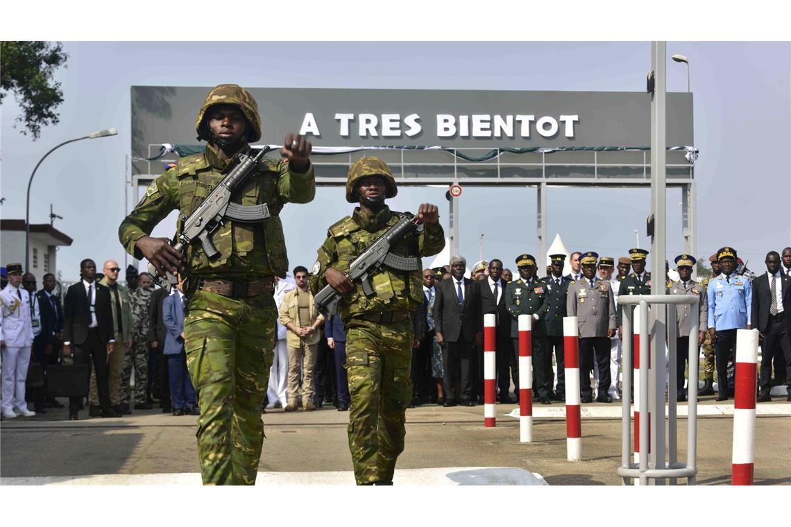 Französische Truppen verlassen Elfenbeinküste Frankreich bleibt mit einem Restkontingent von etwa 80 Soldaten in der Elfenbeinküste präsent.