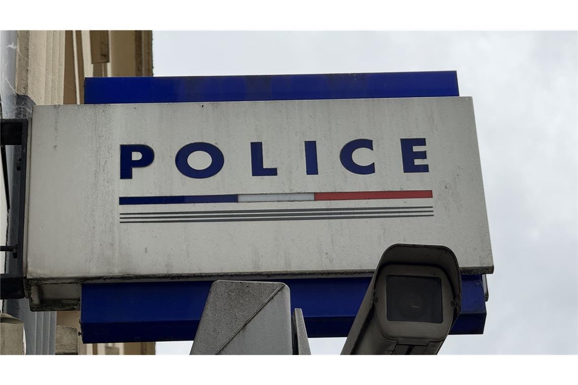 Frankreich, Paris: An einem Kommissariat in Frankreich hängt ein Schild mit der Aufschrift Polizei (Symbolbild).