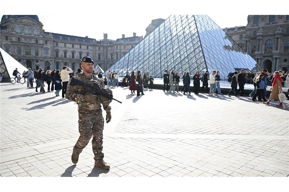 Frankreichs Kulturministerin sagt noch in diesem Jahr neue Sicherheitsmaßnahmen für das Louvre-Museum zu. (Archivbild)