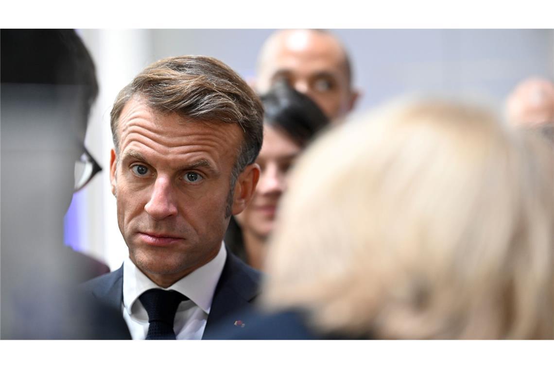 Präsident Macron in Regierungskrise immer mehr unter Druck Frankreichs Präsident Macron sieht sich Rücktrittsforderungen ausgesetzt (Archivbild).
