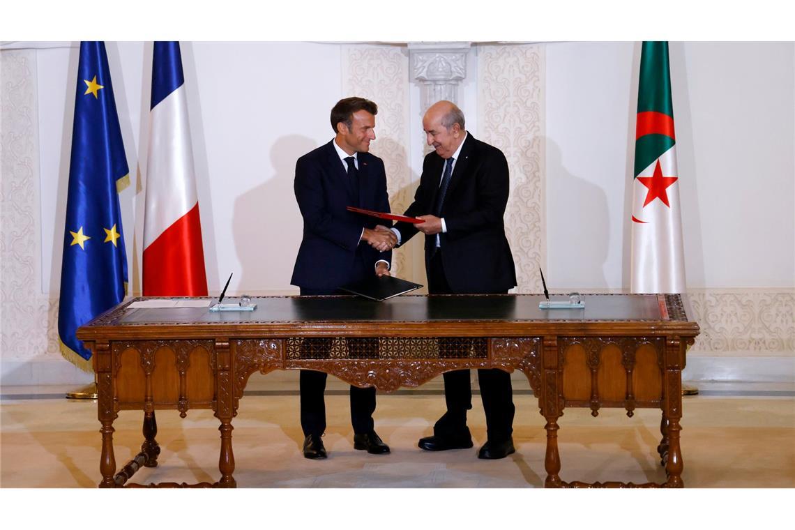 Paris: Algerien weist zwölf französische Diplomaten aus Frankreichs Präsident Macron und sein algerischer Amtskolleg Tebboune waren zuletzt um eine Entspannung zwischen beiden Ländern bemüht (Archivbild).