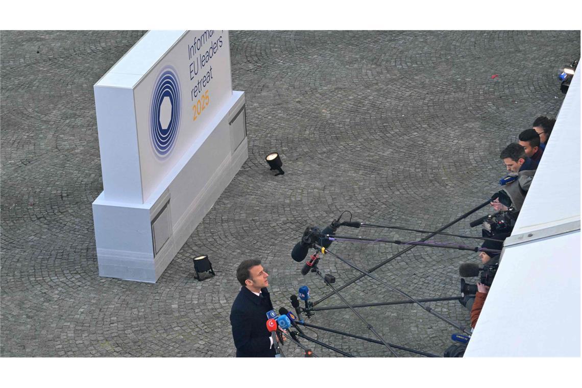 Europas erschütternde Langsamkeit Frankreichs Staatspräsident Emmanuel Macron informiert beim EU-Gipfel in Brüssel über seine Ideen in Sachen Verteidigungsfähigkeit Europas.