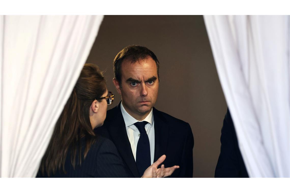 Präsident Macron in Regierungskrise immer mehr unter Druck Frankreichs zurückgetretener Premier hat eine schwierige Mission.