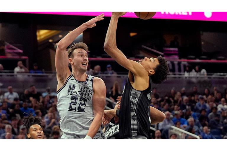 Franz Wagner (l) führte die Orlando Magic zum Erfolg gegen die San Antonio Spurs um Victor Wembanyama.