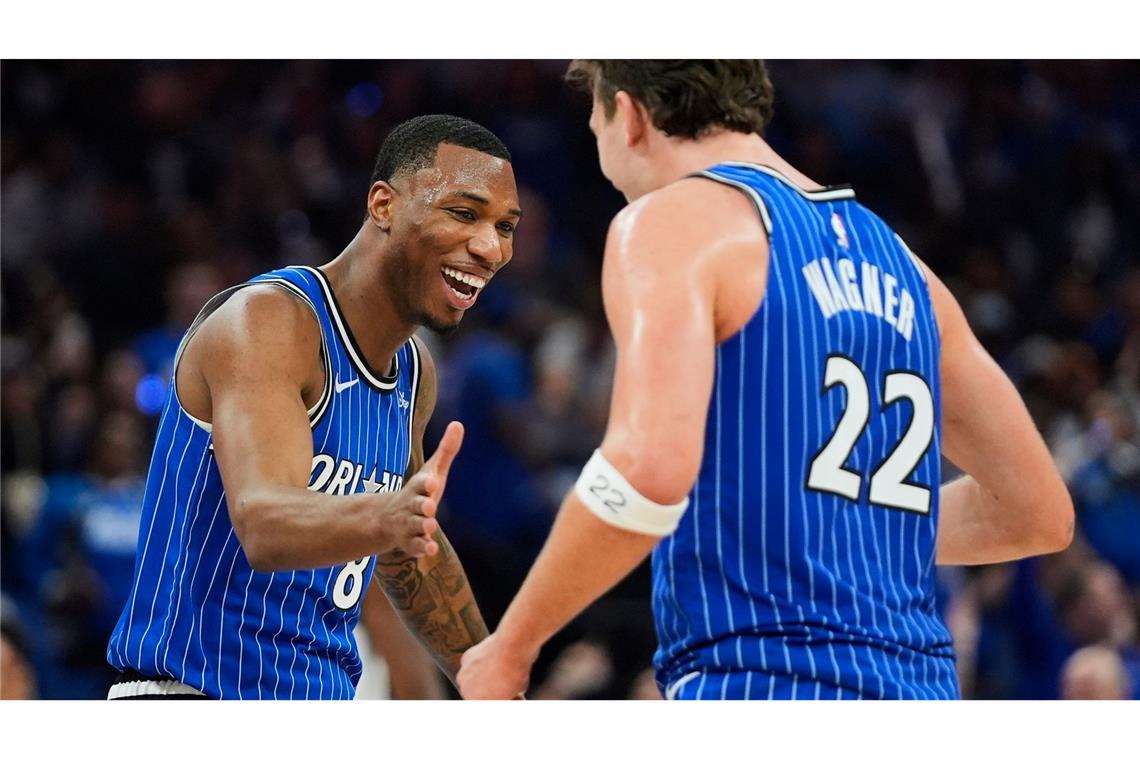 Franz Wagner (r) erzielte für die Orlando Magic als zweitbester Scorer 18 Punkte gegen die Charlotte Hornets.