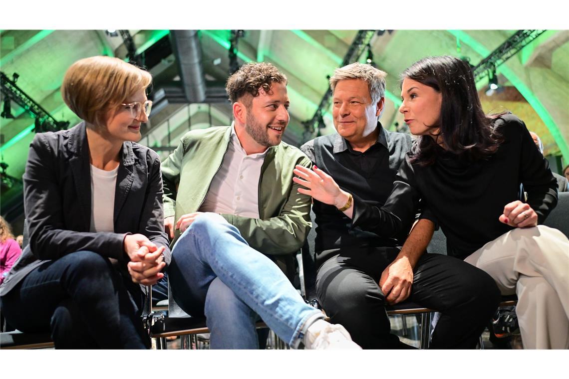 Grünen-Länderrat: Robert Habeck hält noch eine Rede – und dann? Franziska Brantner (von links), Felix Banaszak, Robert Habeck und Annalena Baerbock sprechen während des kleinen Parteitags von Bündnis 90/Die Grünen.