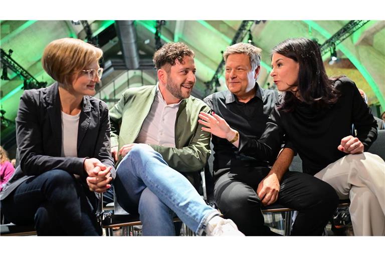 Franziska Brantner (von links),  Felix Banaszak, Robert Habeck  und Annalena Baerbock  sprechen während des kleinen Parteitags von Bündnis 90/Die Grünen.
