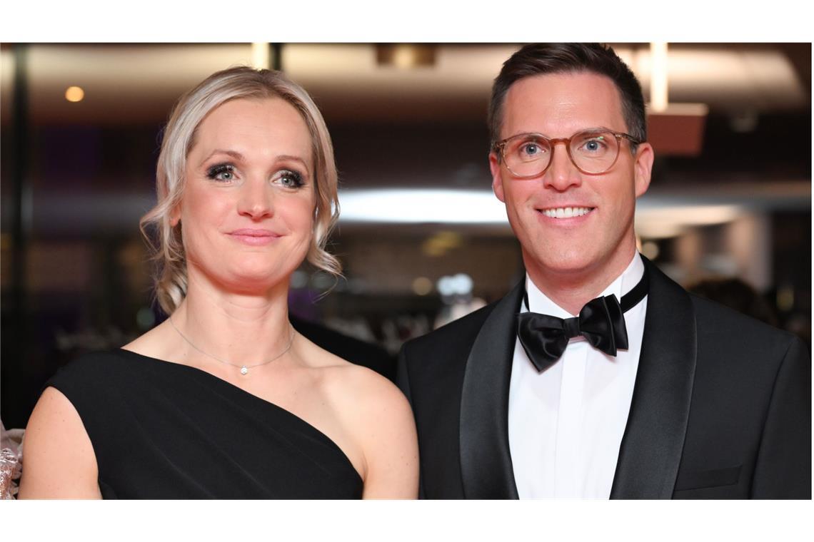 Franziska Hagel, die Ehefrau des CDU-Spitzenkandidaten Manuel Hagel, entschied sich für eine schmal geschnittene One-Shoulder-Robe in Schwarz.