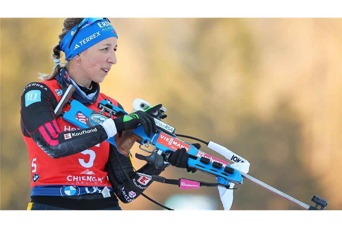 Franziska Preuß, Biathlon Selbst eine Sportlerin, über die alles bekannt zu sein scheint, kann noch überraschen. „Vielleicht“, sagte Franziska Preuß (31) vor eineinhalb Wochen nach dem Massenstart im tschechischen Nove Mesto, „waren dies meine letzten Weltcup-Rennen.“ Mittlerweile ist klar: Die beste deutsche Biathletin, die 2025 erst vier Medaillen bei der WM gewann (darunter Gold in der Verfolgung) und anschließend erstmals in ihrer Karriere den Gesamtweltcup, wird spätestens am Ende der laufenden Saison aufhören – vielleicht aber auch schon direkt nach den olympischen Wettbewerben in Antholz. Es würde ins Bild passen. Denn zum einen wirkt Franziska Preuß nach harten Monaten, die von einer Handverletzung und einer Corona-Infektion beeinträchtigt waren und in denen sie sieglos blieb, mental müde. Und zum anderen sind die Winterspiele in Südtirol ihr letztes großes Ziel. Sie wird noch einmal alle Kräfte mobilisieren, um endlich eine olympische Einzelmedaille zu gewinnen (bisher gab es Staffel-Bronze 2022 in Peking), und es ist angesichts ihrer vielen Olympia-Starts nicht ausgeschlossen, dass sie sogar öfter auf dem Podest landet. Denn an einem Fakt gibt es keinen Zweifel: Franziska Preuß ist auf jeden Fall stark genug, um auch in Antholz zu überraschen.