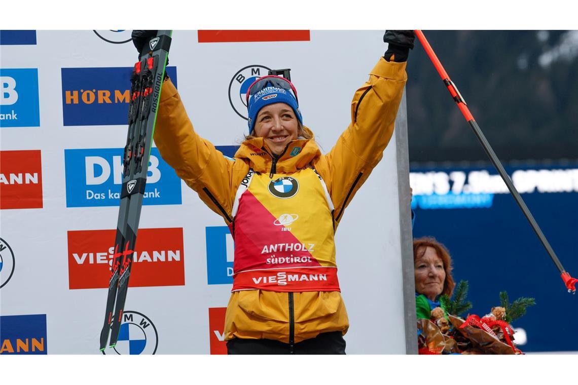 Grotian und Preuß im Sprint von Antholz auf dem Podest Franziska Preuß feiert auf dem Podium ihren dritten Platz.