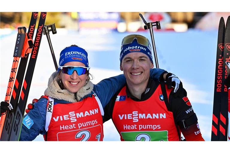 Franziska Preuß (l) aus Deutschland und ihr Teamkollege Justus Strelow posieren nach dem Gewinn der Bronzemedaille.