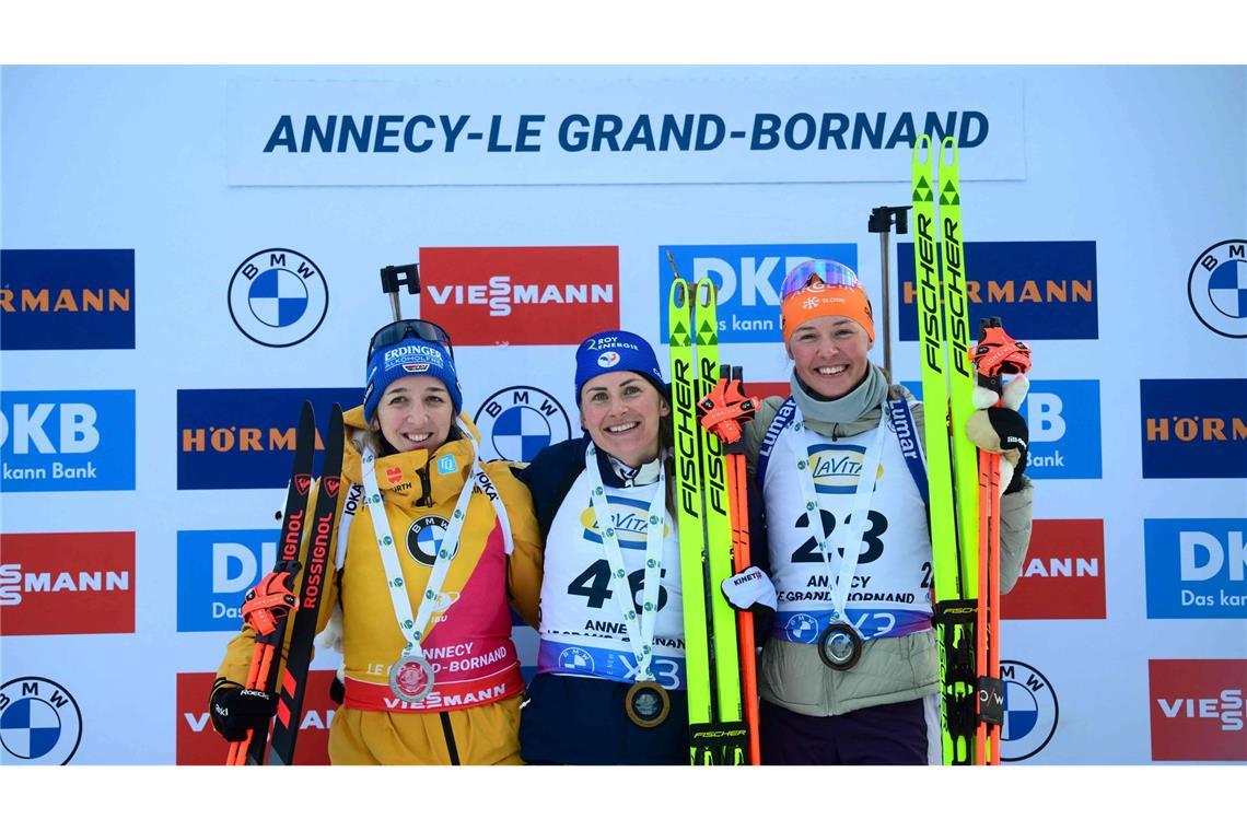 Biathletin Preuß feiert nächsten Sieg - Voigt wird Dritte Franziska Preuß (l) feiert nach Rang zwei im Sprint einen Erfolg in der Verfolgung.