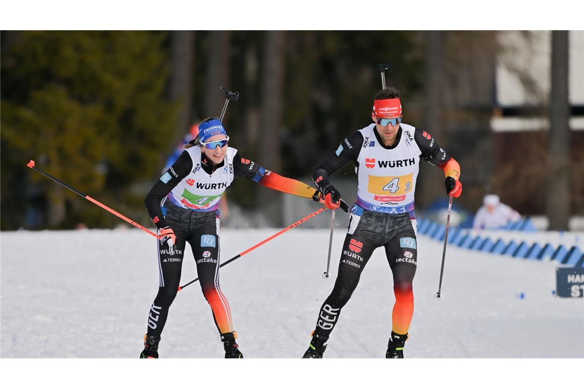 Mit letzter Kraft ins Ziel: Biathleten feiern WM-Bronze Franziska Preuss (l) übergibt als Vierte auf Philipp Nawrath.
