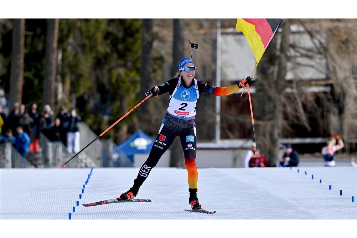 "Einfach irre": Preuß gewinnt Gesamtweltcup mit Final-Drama Franziska Preuß läuft mit der deutschen Fahne ins Ziel.