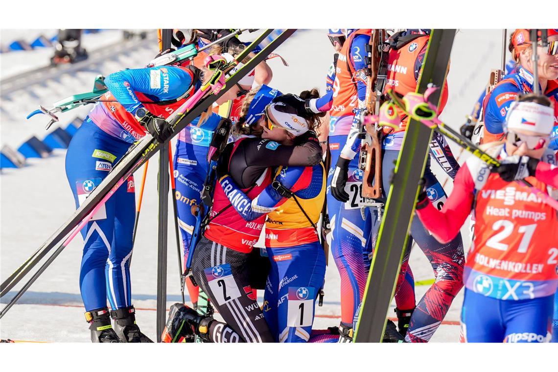 "Einfach irre": Preuß gewinnt Gesamtweltcup mit Final-Drama Franziska Preuß tröstet Lou Jeanmonnot.