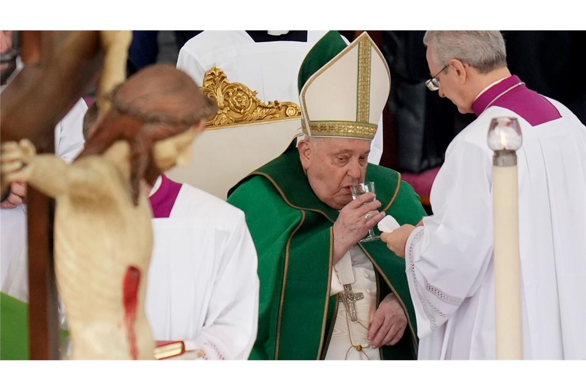 Vatikan: Zustand des Papstes verbessert sich leicht Franziskus geht es seit Wochen schlecht. (Archivbild)