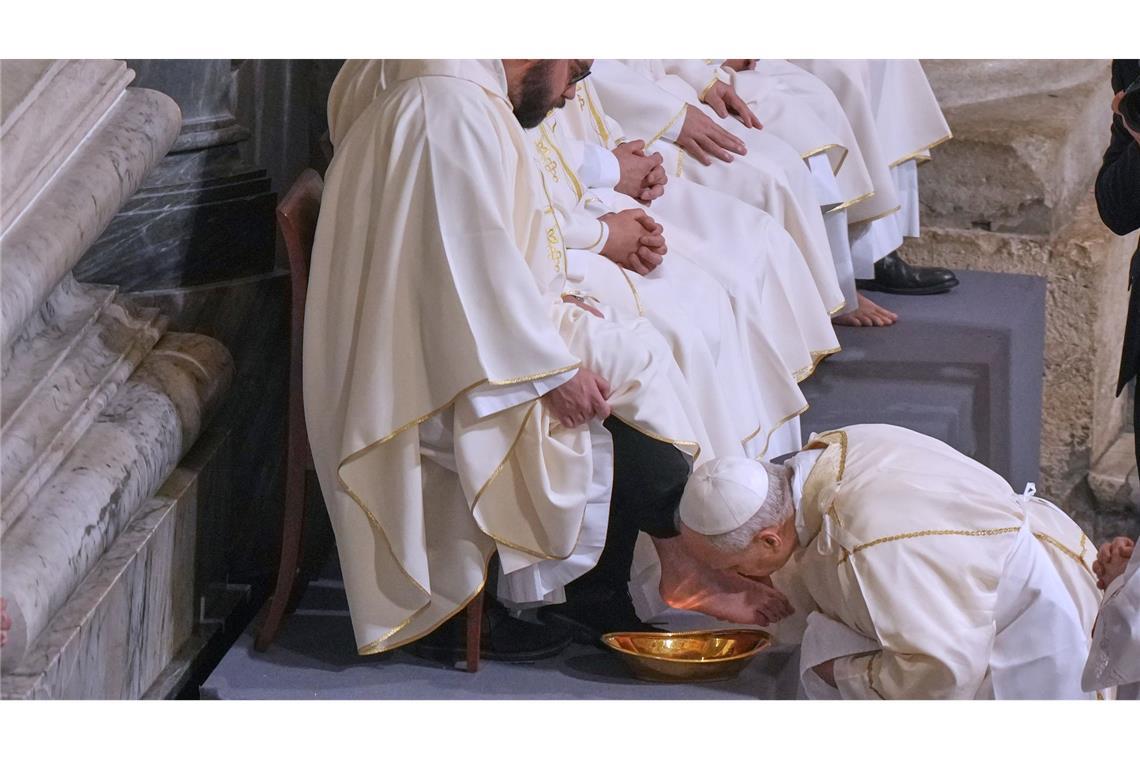 Franziskus hatte Häftlingen und auch Muslimen und Frauen die Füße gewaschen - Leo legt wieder mehr Wert auf Tradition.