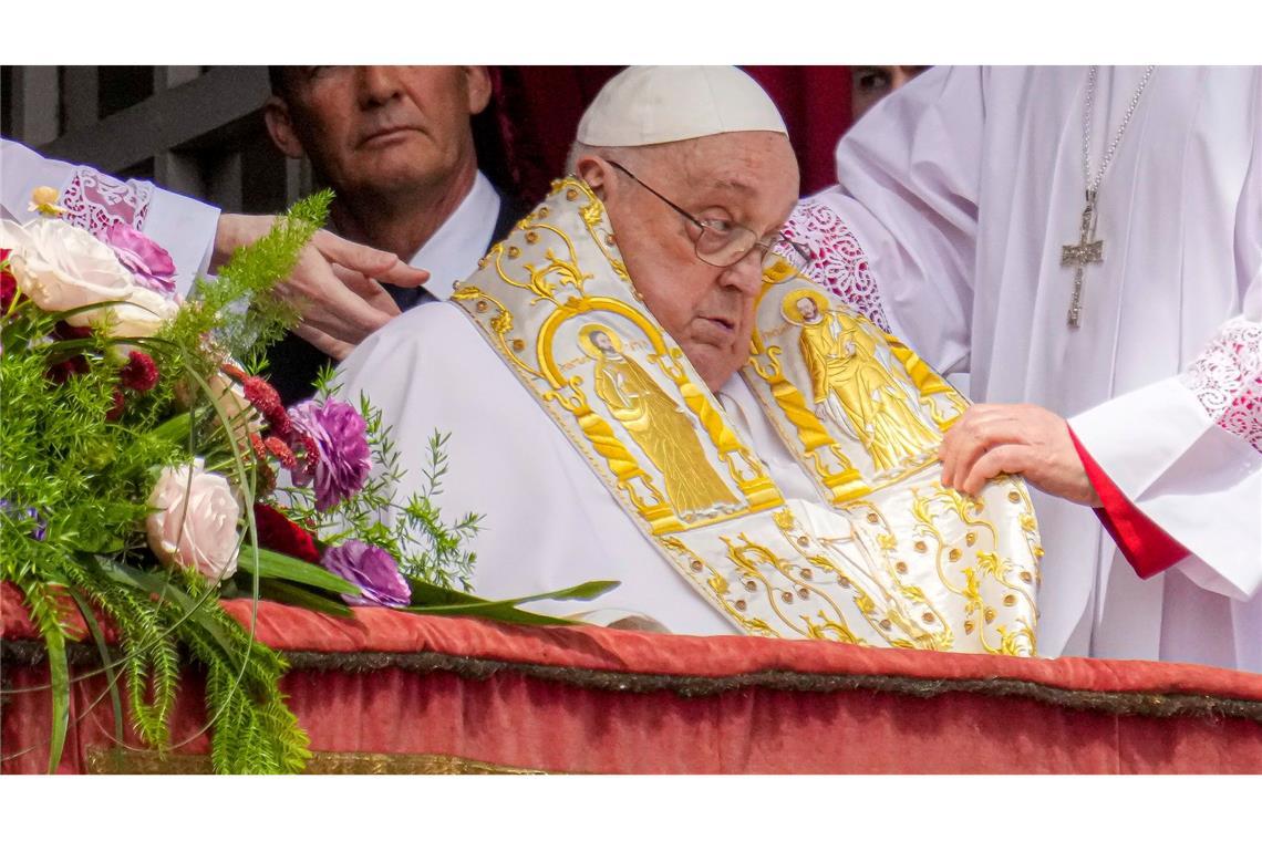 Papst spendet trotz Krankheit Segen Urbi et Orbi Franziskus hatte im Frühjahr mit einer lebensgefährlichen Lungenentzündung insgesamt 38 Tage im Krankenhaus gelegen.