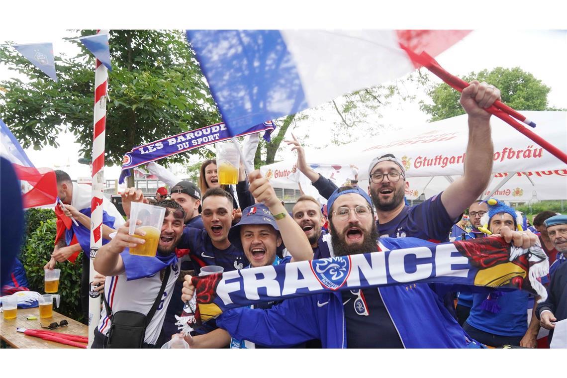 Französische Fans feiern in Stuttgart