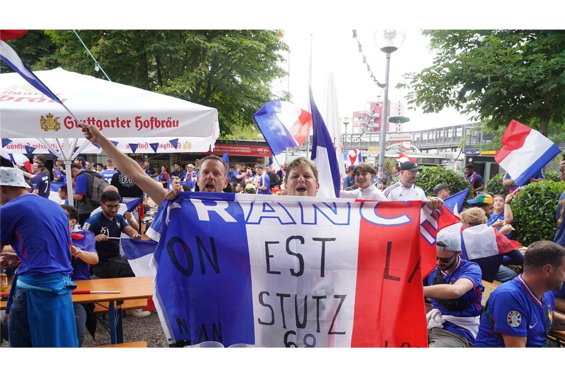 Französische Fans feiern in Stuttgart.
