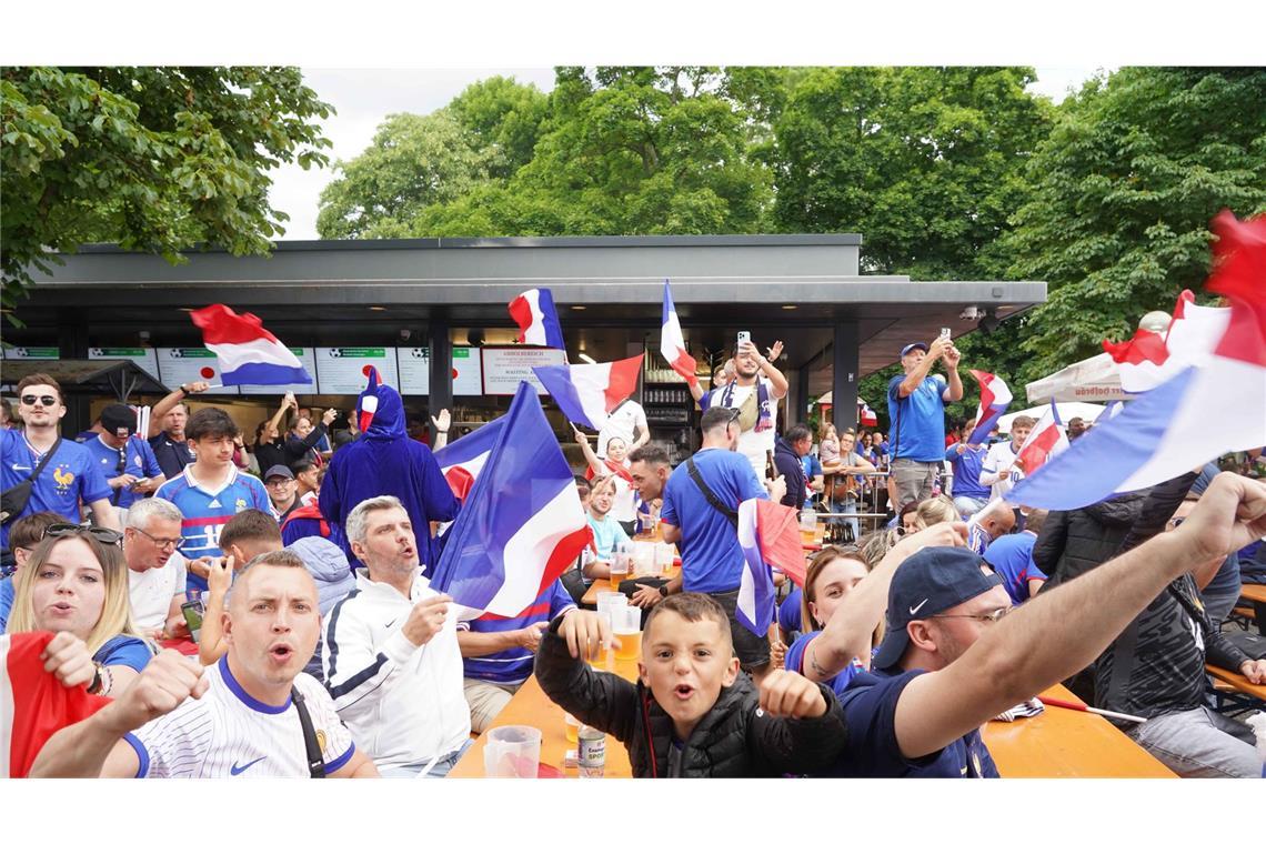 Französische Fans feiern in Stuttgart