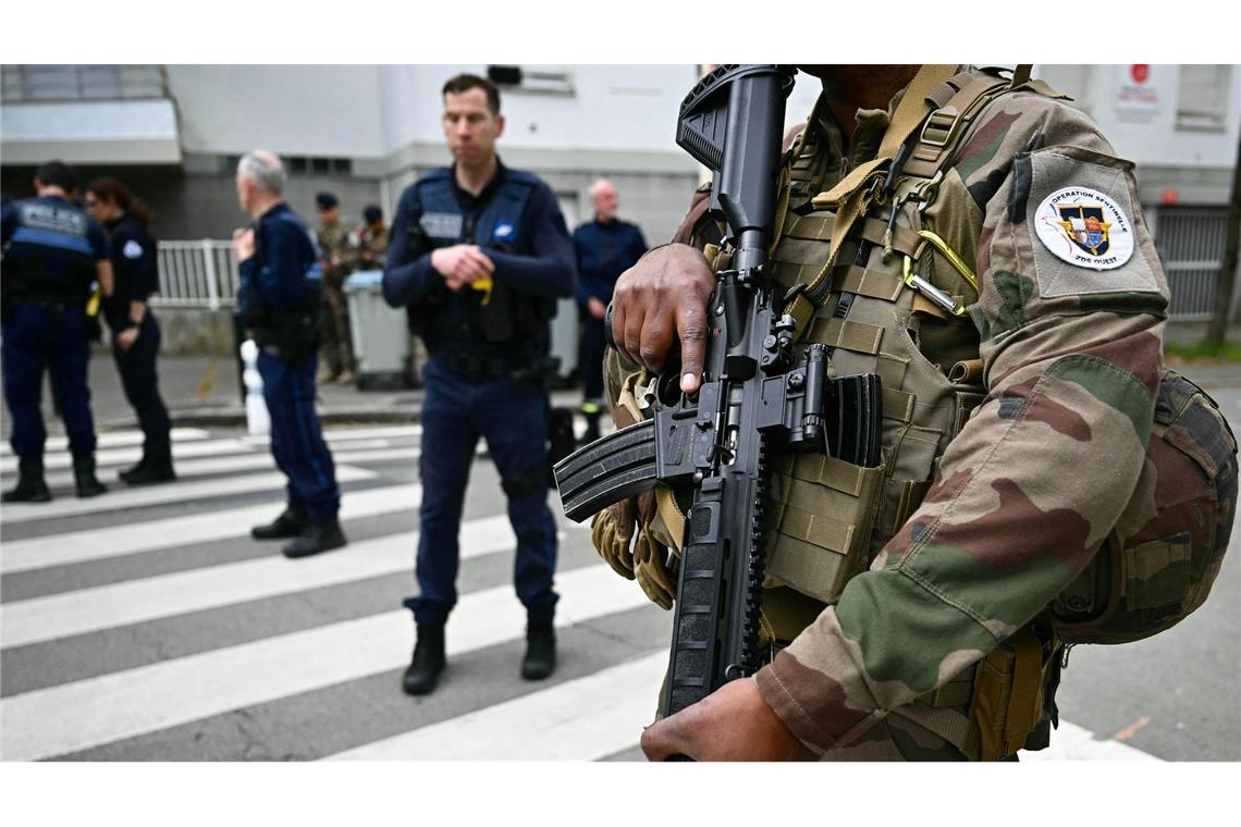 Nantes: Eine Tote und Verletzte bei Messerangriff in Schule Französische Militärs und Polizisten sind in der Nähe des Gymnasiums im Einsatz.