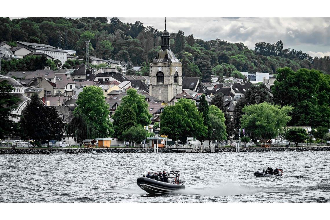 Französische Polizisten der Republikanischen Sicherheitskompanien (CRS - Compagnies republicaines de securite) patrouillieren mit Booten vor Evian auf dem Genfer See vor dem G7-Gipfel.