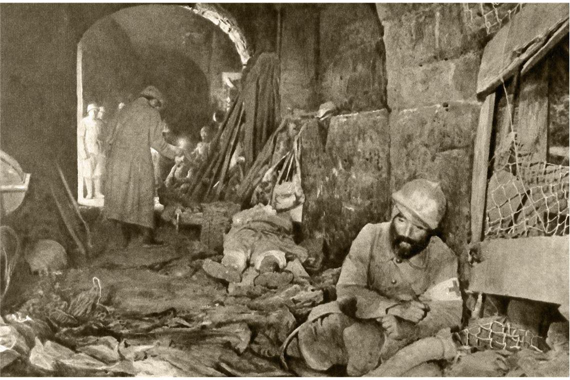 Seele im Fokus: Epigenetik und vererbte Traumata Französische Sanitäter kümmern sich im Jahr 1916 um schwer verletzte Soldaten in dem von deutschen Truppen völlig zerstörten Fort de Vaux bei Verdun.