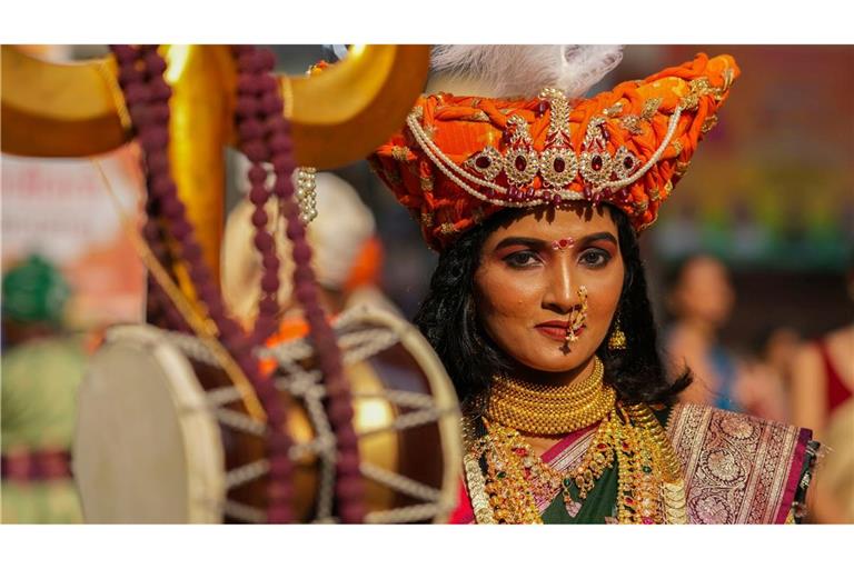 Frau in traditioneller Tracht feiert Gudi Padwa bei farbenfroher Prozession in Mumbai