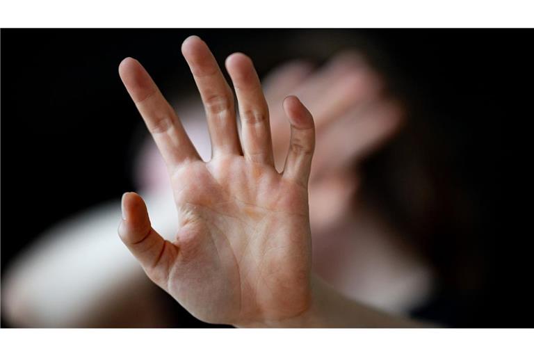 Frauen bringen sexuelle Übergriffe seltener zur Anzeige als Männer (Symbolbild).
