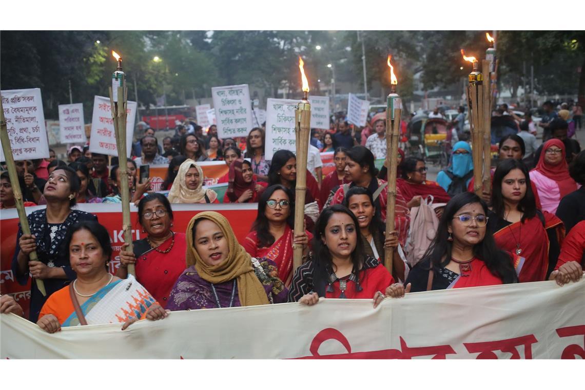 Bilder des Tages Frauen demonstrieren anlässlich des Internationalen Tages gegen Gewalt an Frauen in Bangladesch.
