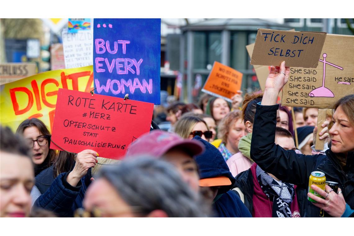 Frauen erleben in Deutschland laut einer Dunkelfeldstudie nahezu viermal so oft wie Männer sexuelle Belästigung. (Archivbild)