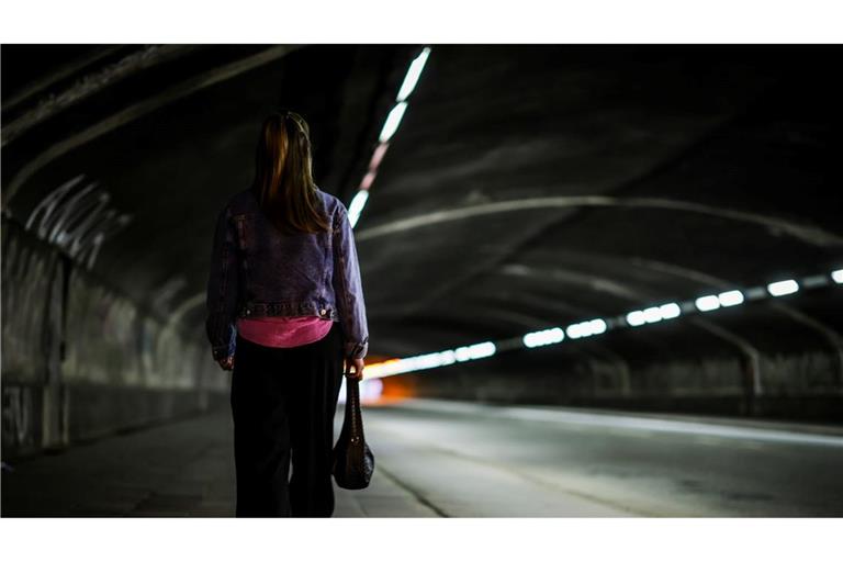 Frauen fühlen sich im öffentlichen Raum häufiger unsicher als Männer.