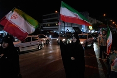 Frauen halten iranische Fahnen bei einer Pro-Regierungskampagne in der Innenstadt von Teheran.