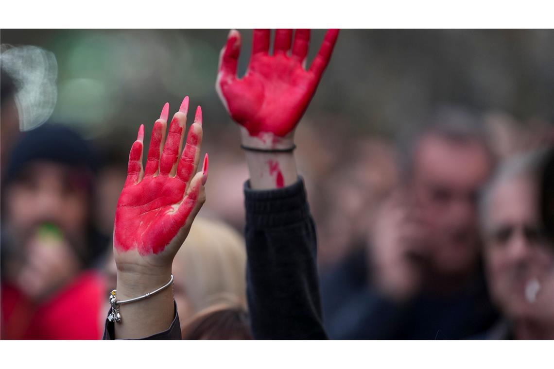 Bilder des Tages Frauen heben während einer Demonstration in Novi Sad ihre rot bemalten Hände.