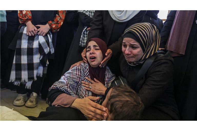 Frauen im Gazastreifen trauern um getötete Angehörige.