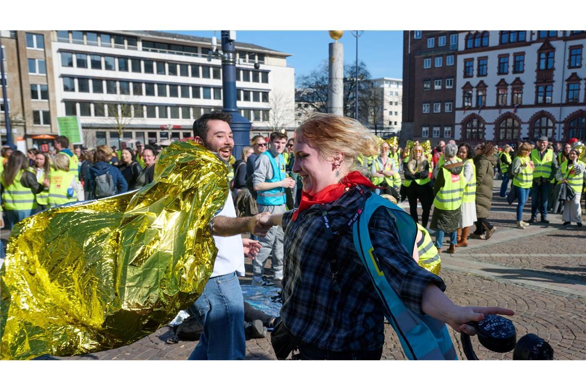 Flughäfen und Kitas - Verdi zeigt die Warnstreik-Muskeln Frauen im Mittelpunkt: Verdi verlangt mehr Geld.