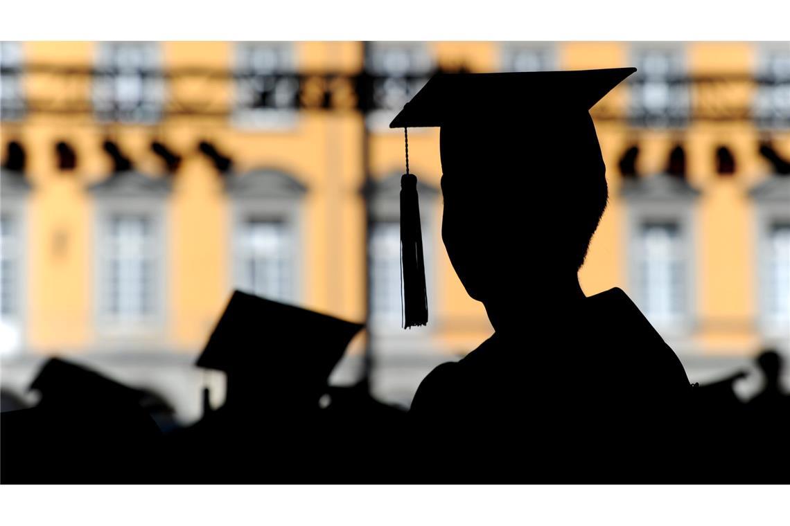 Frauen starten häufiger ein Studium als Männer, doch auf dem Weg zur Professur sinkt ihr Anteil deutlich. (Symbolbild)