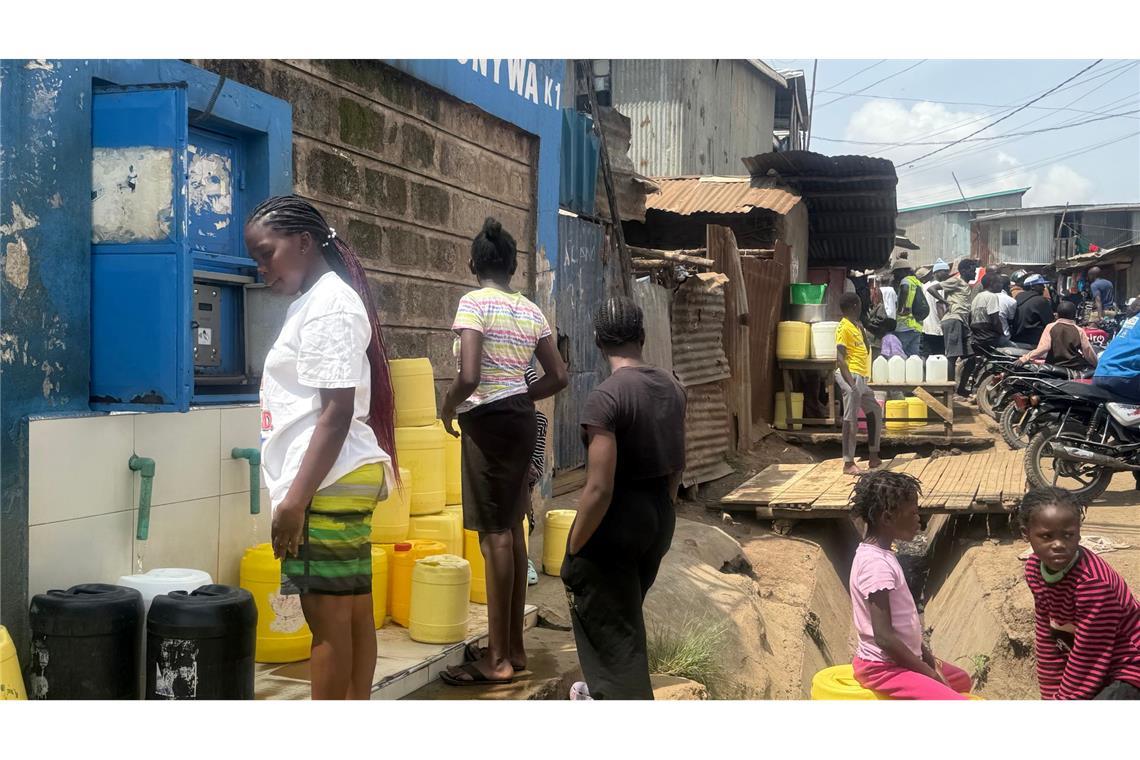 Frauen stehen im Slum Kibera vor einem Wasserkiosk an, um sauberes Trinkwasser zu kaufen. (Archivbild)