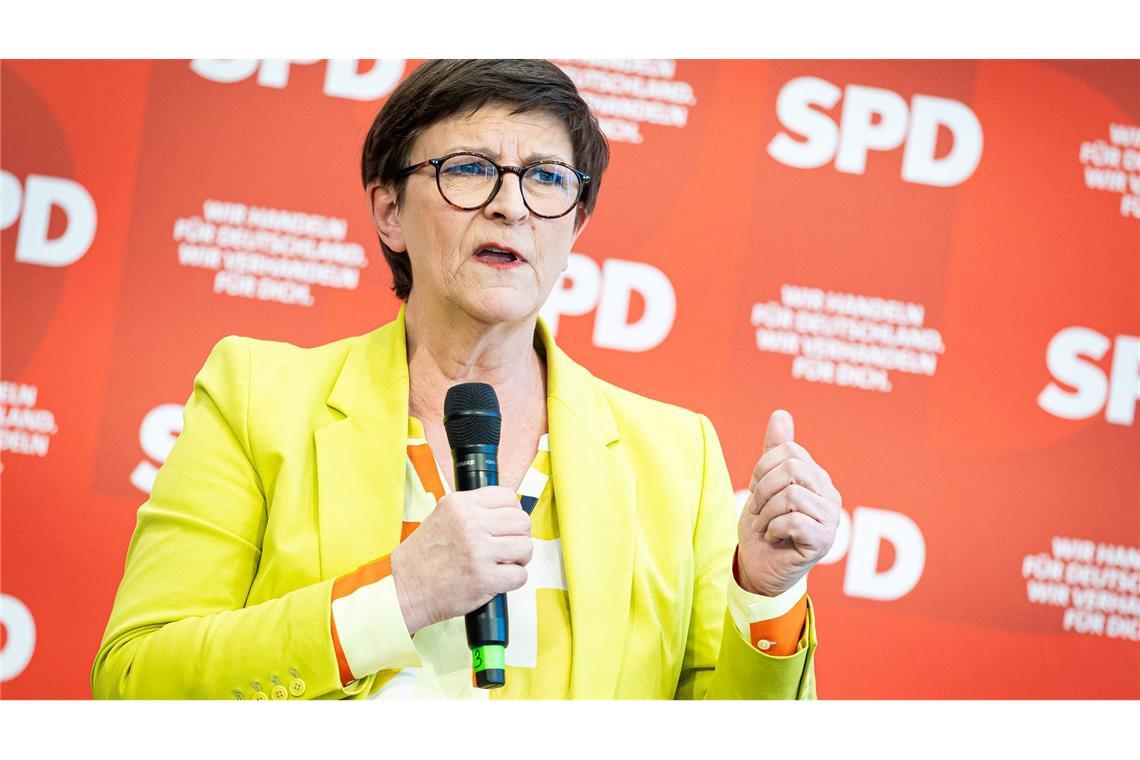 Esken will mehr Frauen als Männer aus der SPD im Kabinett "Frauen stellen die Hälfte der Bevölkerung und wir wollen auch, wie wir manchmal sagen, nicht nur den halben Kuchen, sondern die halbe Bäckerei", sagt die SPD-Vorsitzende Saskia Esken.