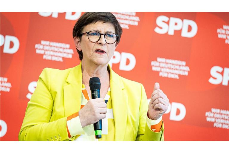"Frauen stellen die Hälfte der Bevölkerung und wir wollen auch, wie wir manchmal sagen, nicht nur den halben Kuchen, sondern die halbe Bäckerei", sagt die SPD-Vorsitzende Saskia Esken.