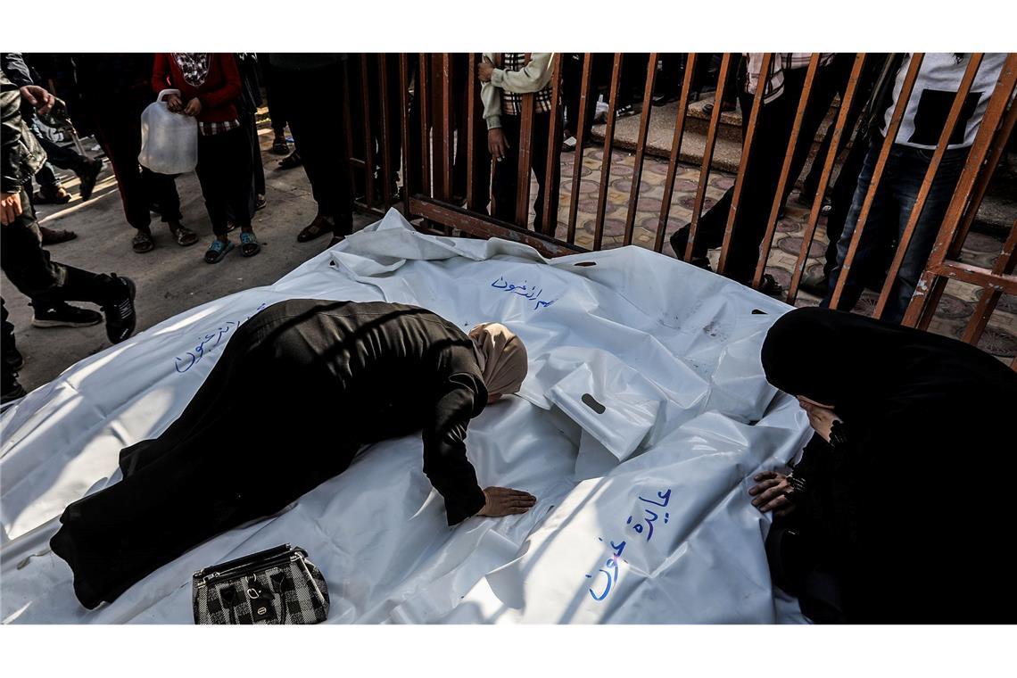 Netanjahu kündigt Steigerung der Gaza-Angriffe an Frauen trauern um Menschen, die bei israelischen Luftangriffen im Gazastreifen getötet wurden.