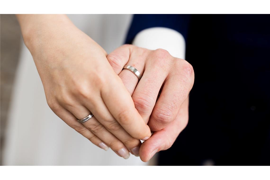 Frauen sind in Partnerschaften selten die Hauptverdienerin Frauen und Männer tragen in Partnerschaften oft sehr unterschiedlich zum Haushaltseinkommen bei (Symbolbild)
