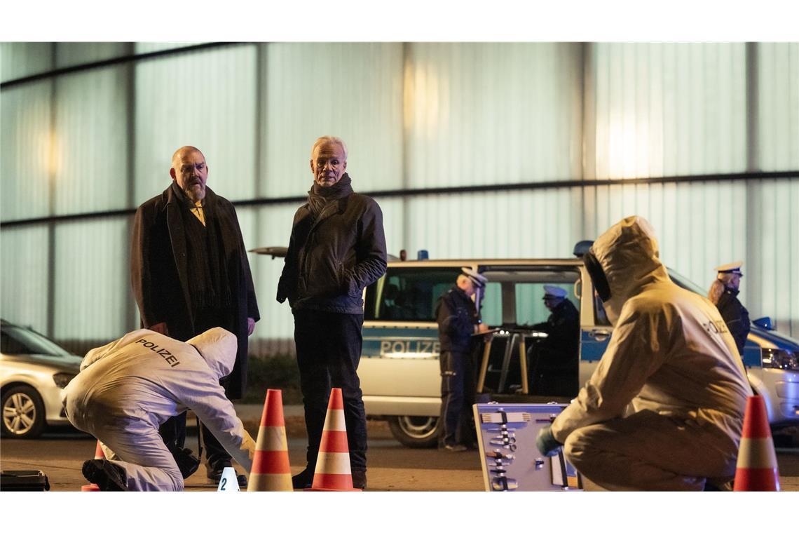 Ohne Moos nichts los Freddy Schenk (Dietmar Bär, li.) und Max Ballauf (Klaus J. Behrendt) am Tatort ohne Leiche. Es gibt nur eine beängstigende Blutspur. Lebt Fabian Pavlou eventuell noch?