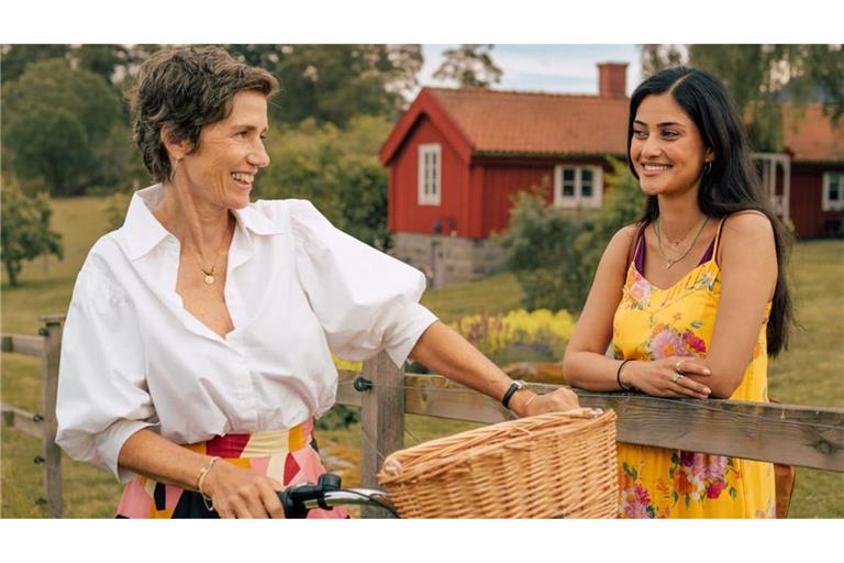 Frederika (Julia Bremermann, l.) begrüßt herzlich ihre einstige Nachbarin Sofia (Sogol Faghani, r.). 